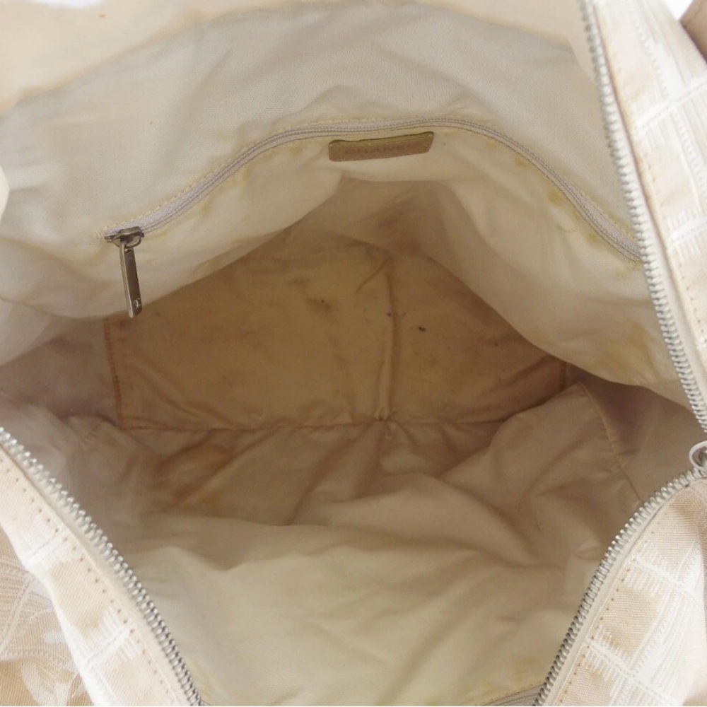 CHANEL Beige Tote with Signature Pattern - Picture 7 of 8